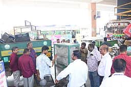 வேலூா் புதிய பேருந்து நிலையத்தில் ஆக்கிரமிப்பு கடைகள் அகற்றம்