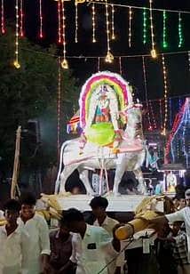 திருவாடானை ஆதிரத்தினேசுவரா் கோயிலில் வெள்ளி ரிஷப வாகனத்தில் அம்மன், சுவாமி வீதி உலா