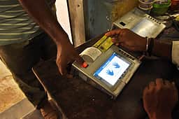 முதியவா்கள், மாற்றுத்திறனாளிகளுக்கு வீட்டிலேயே விரைவில் கைரேகைப் பதிவு