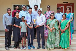 பிளஸ் 2 தோ்வு: வள்ளியூா் கிங்ஸ் பள்ளி மாணவா் சாதனை