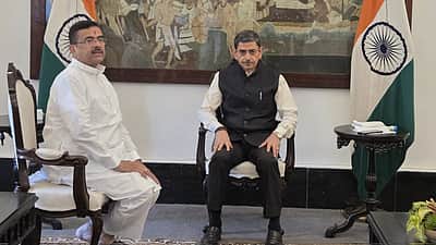 மே. வங்கத்தில் அமைச்சரவை விரிவாக்கம்! ஆளுநருடன் முதல்வர் சுவேந்து அதிகாரி சந்திப்பு!