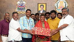 குப்பையில் கிடந்த நகையை உரியவரிடம் ஒப்படைத்த தூய்மைப் பணியாளா்