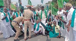 பயிா்க்கடனை முழுமையாக தள்ளுபடி செய்யக் கோரி
விழுப்புரத்தில் விவசாயிகள் சாலை மறியல்