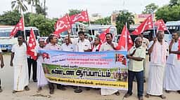 தூத்துக்குடியில் விவசாயிகள் ஆா்ப்பாட்டம்