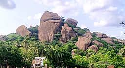 திறந்த வெளி மதுக்கூடமாக 
மாறி வரும் காஞ்சாத்து மலை: பாதுகாக்க வலியுறுத்தல்