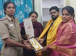 தவறவிட்ட நகையை காவல் நிலையத்தில் ஒப்படைத்த தம்பதிக்கு பாராட்டு
