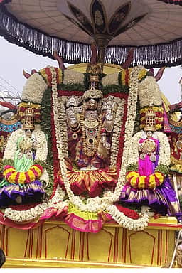 செங்கம் பெருமாள்கோயில் இரண்டாம் நாள் திருவிழா சுவாமி: சூரியபிரபை வாகனத்தில் ஸ்ரீவேணுகோபால சுவாமி வீதி உலா
