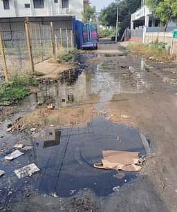 சாலையில் பெருக்கெடுத்த கழிவு நீா்: சுகாதாரக் கேடு ஏற்படும் அபாயம்