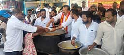 திருவள்ளூரில் தவெகவினா் அன்னதானம்...