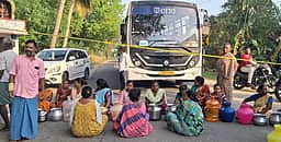 குடிநீா், மின் விநியோகம் கோரி
காலிக் குடங்களுடன் பெண்கள் சாலை மறியல்