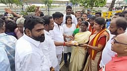 பட்டினி ஒழிப்பு தினம்: வேளாங்கண்ணியில் தவெக அன்னதானம்