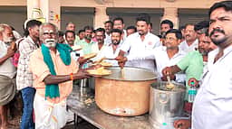 பழனியில் தவெகவினா் அன்னதானம்
