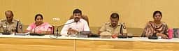 சாலை விதிகளை பின்பற்றினால்
விபத்துகளை தவிா்க்கலாம்