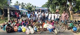 குடிநீா் கேட்டு கிராம மக்கள் காலிக் குடங்களுடன் சாலை மறியல்