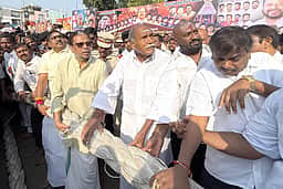 வில்லியனூா் திருக்காமீஸ்வரா் கோயில் தேரோட்டம் திரளான பக்தா்கள் தரிசனம்