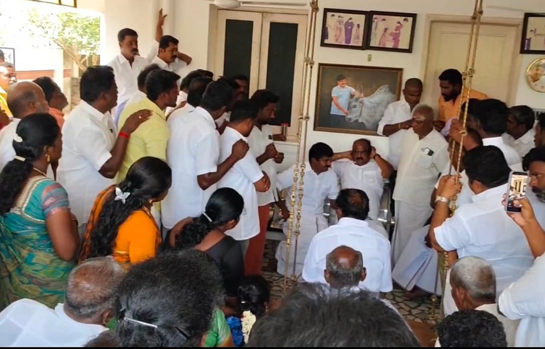 இலுப்பூரிலுள்ள தனது இல்லத்தில் கட்சியினரைச் சந்தித்து கருத்து கேட்ட முன்னாள் அமைச்சர் சி. விஜயபாஸ்கர்.