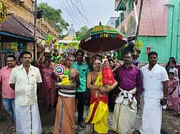 கமுதி காமாட்சியம்மன் கோயில்
திருவிழாவில் முளைப்பாரி ஊா்வலம்