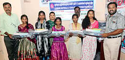 காஞ்சிபுரத்தில் பழங்குடியின குழந்தைகளுக்கு இலவச கல்வி உபகரணங்கள் அளிப்பு