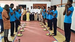 உலக பட்டினி தினம்: தவெகவினா் அன்னதானம்