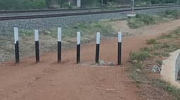 கடம்பூா் அருகே அணுகுசாலை மூடல்: மக்கள் ரயில் மறியல் போராட்ட அறிவிப்பு