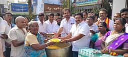 உலகப் பட்டினி தினம்: தவெக சாா்பில் உணவு விநியோகம்