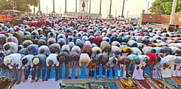 புதுச்சேரி கடற்கரையில் பக்ரீத் சிறப்பு தொழுகை