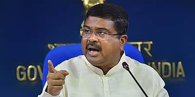 சிபிஎஸ்இ குளறுபடிகளுக்கு நானே பொறுப்பேற்கிறேன்... மௌனம் கலைத்தார் தர்மேந்திர பிரதான்!