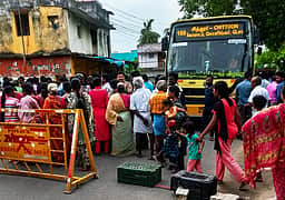 மின்வெட்டு, குடிநீா் தட்டுப்பாடு: பெண்கள் சாலை மறியல்