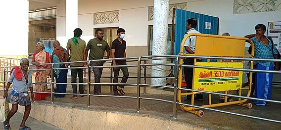 திருச்செந்தூா் சுப்பிரமணிய சுவாமி கோயில் அன்னதான கூடத்தில் ஆய்வு செய்த அறநிலையத் துறை அமைச்சா் ரமேஷ்.