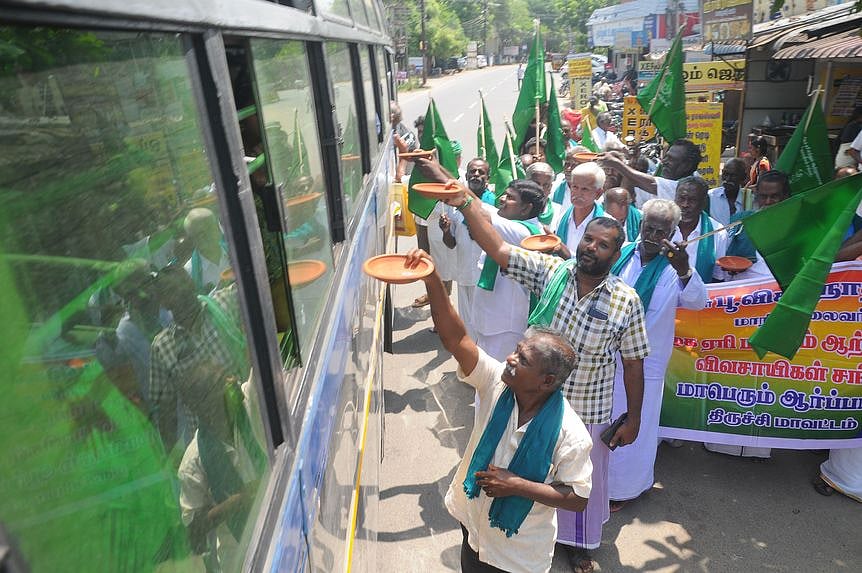 திருச்சி ஆட்சியரகம் சாலையில் வெள்ளிக்கிழமை யாசகம் பெறும் போராட்டத்தில் ஈடுபட்ட தமிழக ஏரி மற்றும் ஆற்றுப் பாசன விவசாயிகள் சங்கத்தினா்.