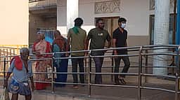 அமைச்சர் ரமேஷிடம் ரூ. 4,000 லஞ்சம் வாங்கிய திருச்செந்தூர் கோயில் அர்ச்சகர்கள்!