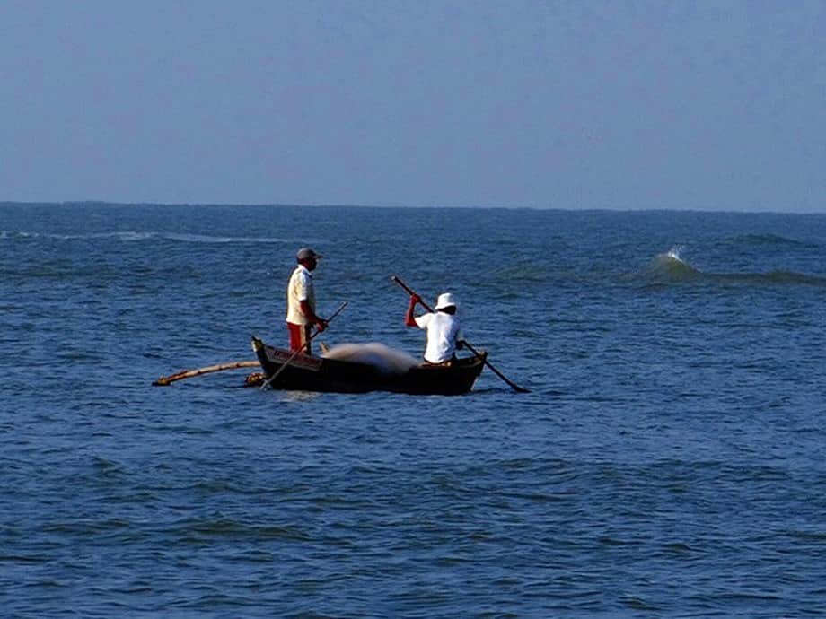 கடலில் படகு கவிழ்ந்து விபத்து:  மீனவா் உயிரிழப்பு