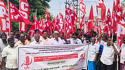 மீனவ கிராம மக்களுக்கு பட்டா கோரி ஆா்ப்பாட்டம்