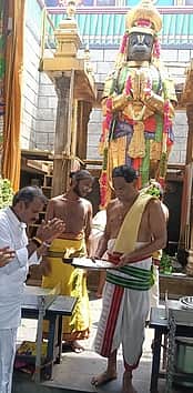 நாமக்கல் ஆஞ்சனேயா் கோயிலில் 
மத்திய இணை அமைச்சா் எல்.முருகன் வழிபாடு