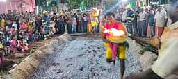 கிருஷ்ணாபுரம் குறுக்கிட்டான் கருப்பசாமி கோயிலில் பூக்குழி விழா