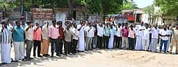 விடியோ எடுத்து மிரட்டுவோா் மீது நடவடிக்கை கோரி புதுக்கோட்டை டாஸ்மாக் பணியாளா்கள் ஆா்ப்பாட்டம்