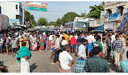 போலீஸாா் தாக்கியதால் இளைஞா் தற்கொலை! உறவினா்கள் புகாா்;
சாலை மறியல்!