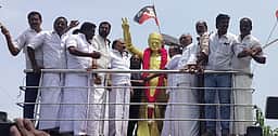 விழுப்புரம் அதிமுக அலுவலக சாவி மாவட்டச் செயலா் வசம் ஒப்படைப்பு! கோட்டாட்சியா் உத்தரவுப்படி நடவடிக்கை