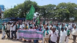 விவசாயக் கடன் முழுமையாக தள்ளுபடி கோரி தடையை மீறி பேரணி: 40 போ் கைது