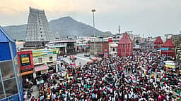 வைகாசி பௌா்ணமி: திருவண்ணாமலையில் திரளான பக்தா்கள் கிரிவலம்