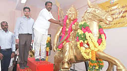 வெள்ளையத்தேவன் பிறந்த நாள்: 
சிலைக்கு அரசு சாா்பில் மரியாதை