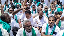 மேக்கேதாட்டு பகுதியை முற்றுகையிட சென்ற விவசாயிகள் கர்நாடக எல்லையில் தடுத்து நிறுத்தம்!