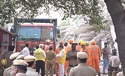 தில்லியில் மெட்ரோ நிலையம் அருகே அடுக்குக் கட்டடம் இடிந்து விபத்து: 12 பேர் மீட்பு!