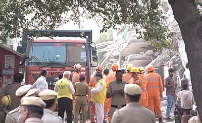 தில்லியில் மெட்ரோ நிலையம் அருகே அடுக்குக் கட்டடம் இடிந்து விபத்து: 12 பேர் மீட்பு!
