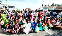 உடுமலை அருகே குடிநீா் வழங்கக் கோரி பொதுமக்கள் சாலை மறியல்