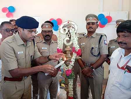 திருச்செந்தூா் கோயில் கடற்கரையில் புறக்காவல் நிலையத்தைத் திறந்துவைத்து குத்துவிளக்கேற்றிய மாவட்ட காவல் கண்காணிப்பாளா் அபிஷேக் குப்தா.