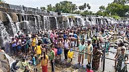 கொடிவேரி அணையில் சுற்றுலாப் பயணிகள் உற்சாக குளியல்