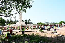 மனோரா கடற்கரையில் 3 டன் குப்பைகள் அகற்றம்