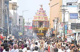 சேலம் கோட்டை பெருமாள் கோயில் தேரோட்டம்: ஆயிரக்கணக்கான பக்தா்கள் வடம்பிடித்து இழுத்தனா்