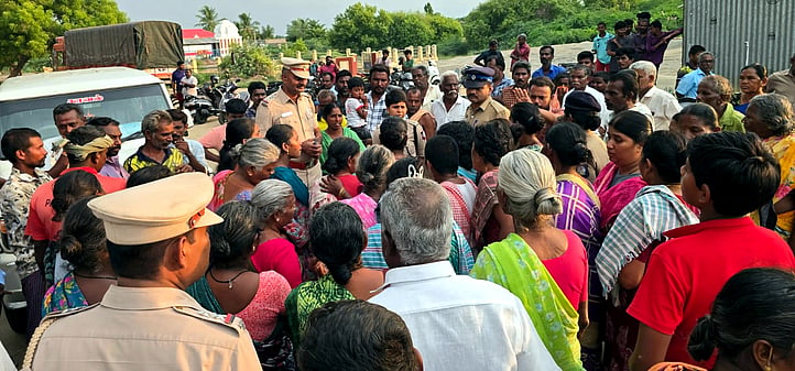 சாலை மறியலில் ஈடுபட்ட பொதுமக்கள்.